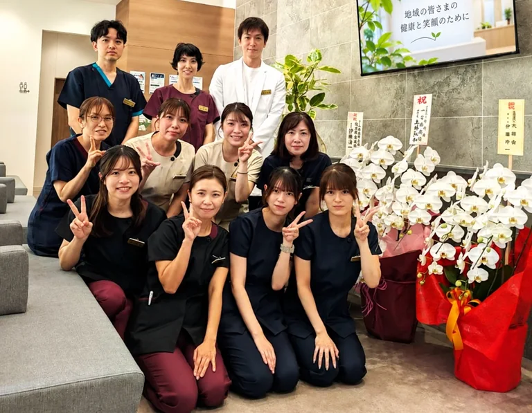 院長とオープニングスタッフの集合写真