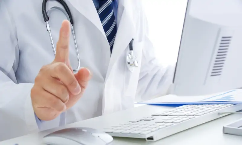 内科の診察画像