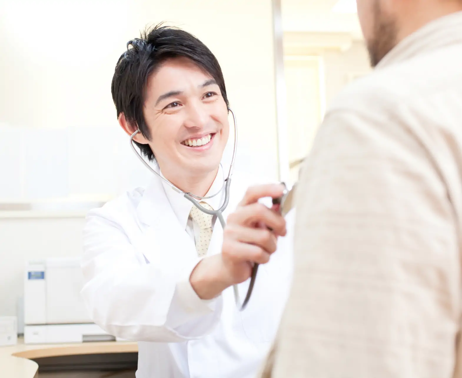 医師が診察する様子