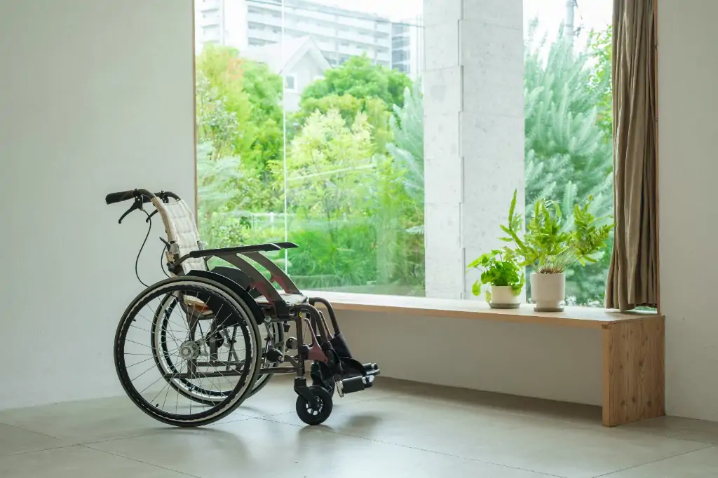 バリアフリーに配慮した明るい院内のイメージ